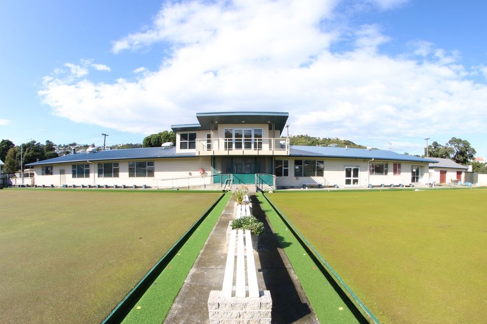 Bowling green and players